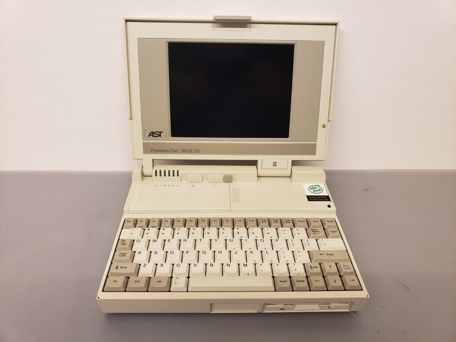 Vintage AST Premium EXEC 386SX/20 Laptop Clean Untested READ Description