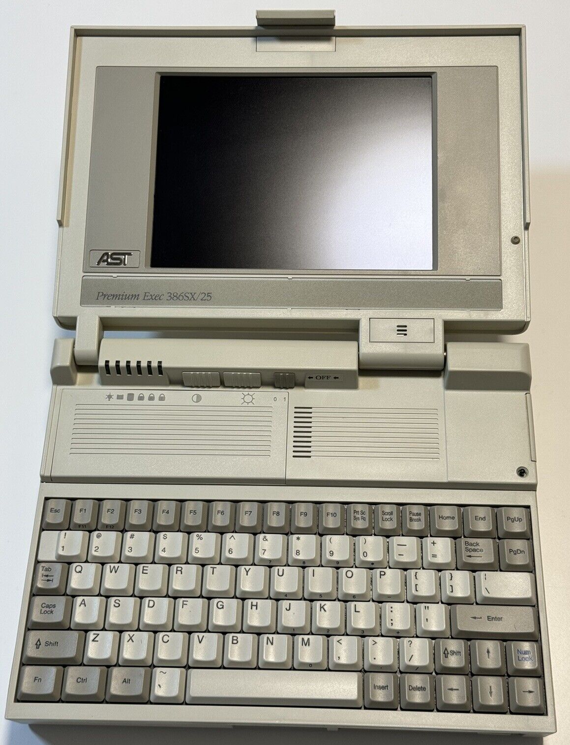 💻 Vintage AST Premium Exec 386SX/25 Laptop Computer  See Description