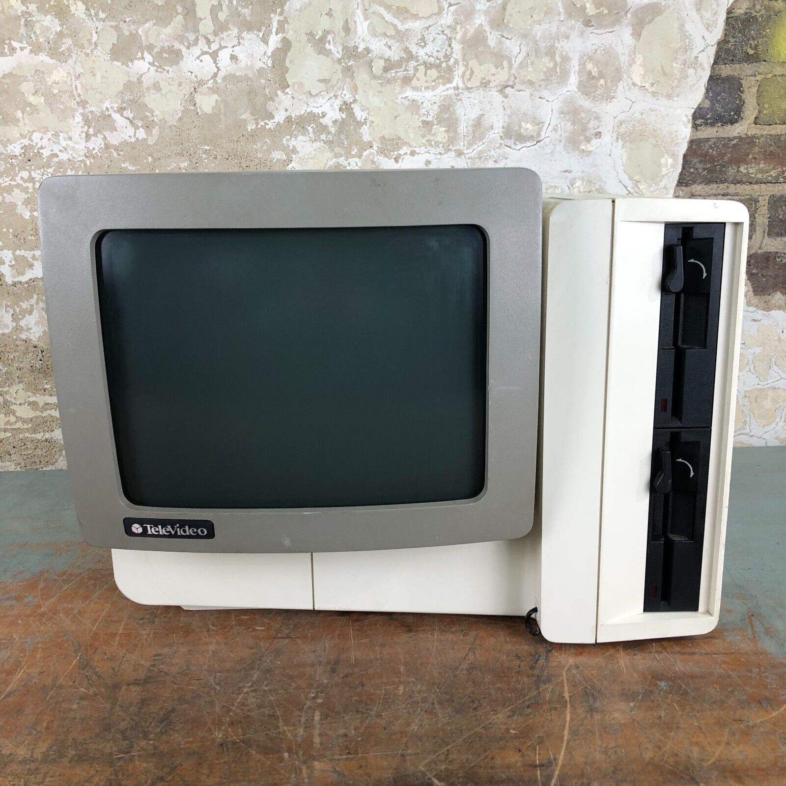 TELEVIDEO 970 VINTAGE COMPUTER TERMINAL with CRT Monitor on Rotating Base