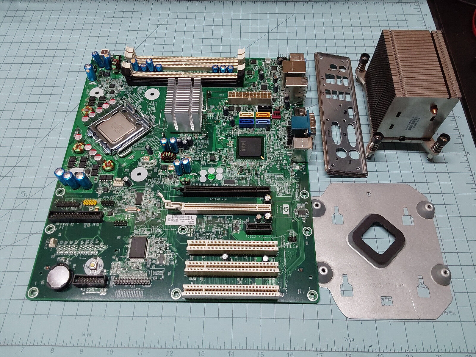 HP  SATURN2 REV.A Board + Intel Core 2 Quad 2.33GHz SLB5M