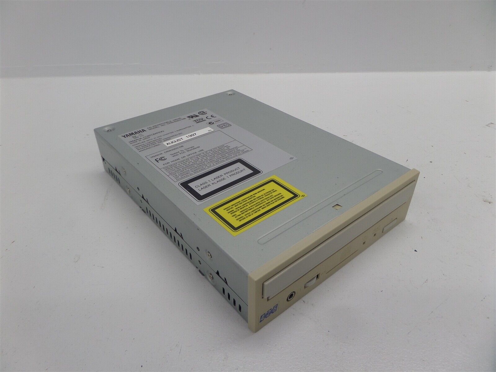 Vintage Yamaha CDRW CRW4001t-NB 4x/2x/6x IDE CD-Rewritable Drive