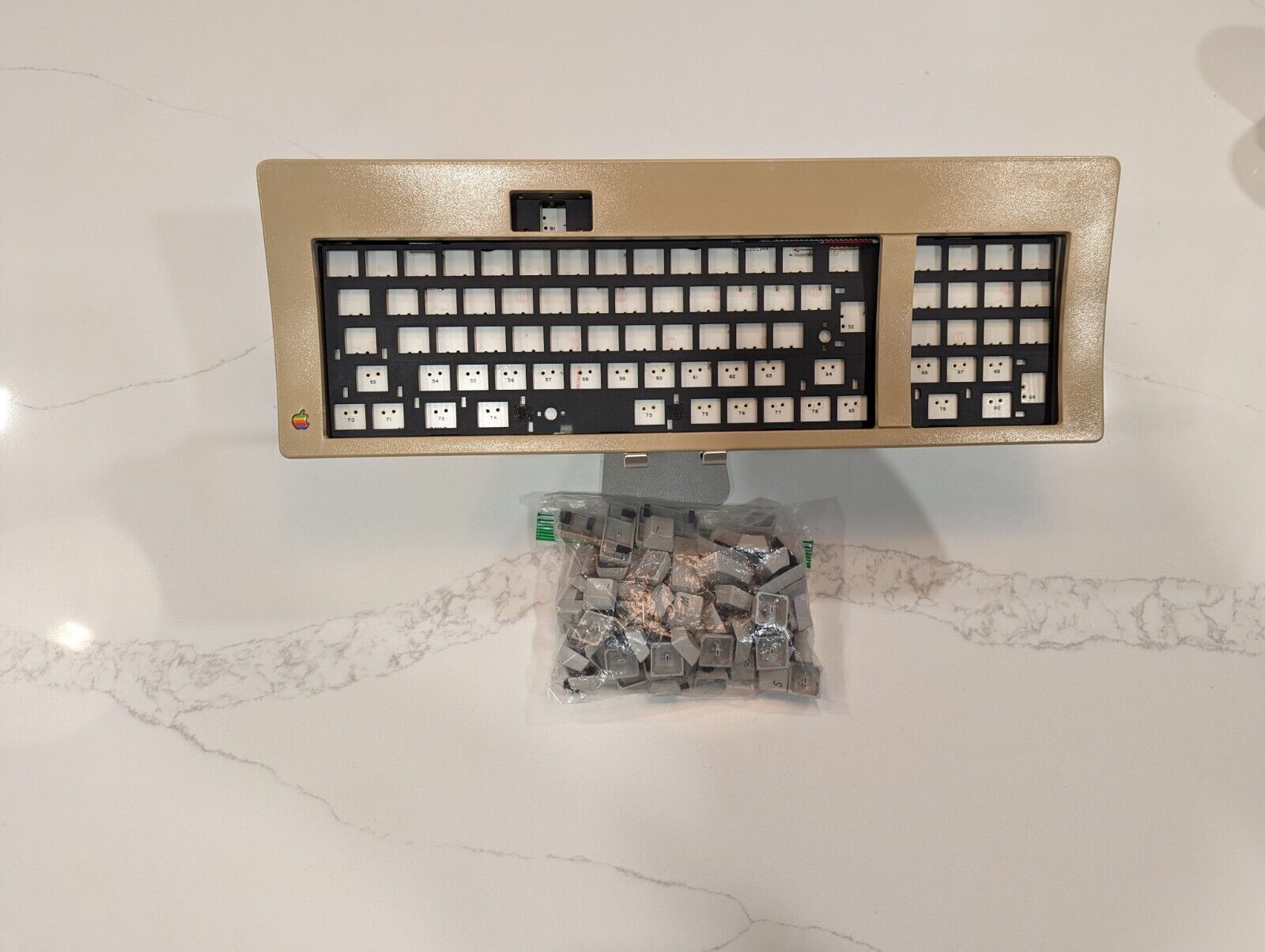 Apple Macintosh M0116 Keyboard Case, Pcb, Plate Keycaps Vintage 1980s