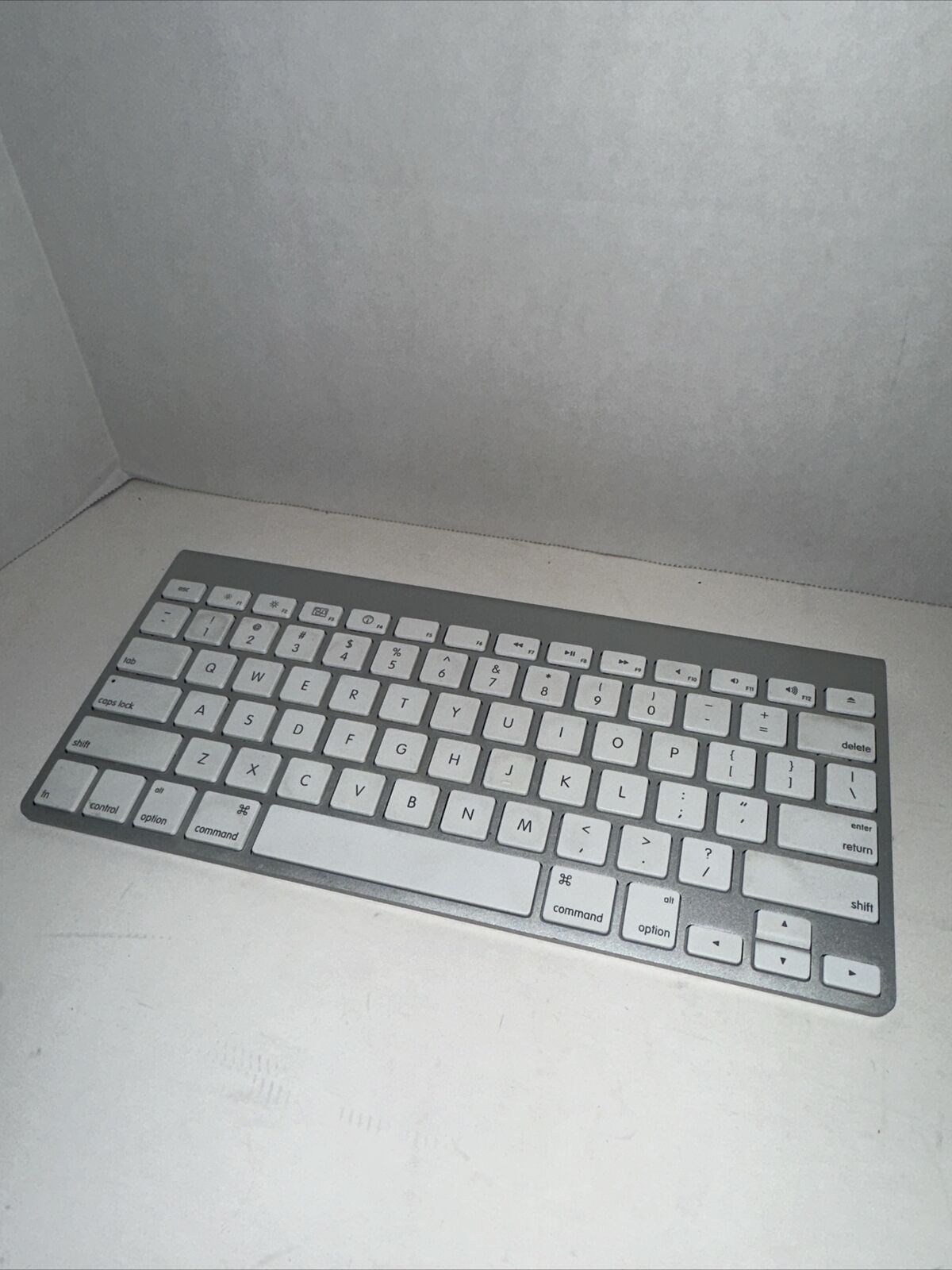 OEM Apple Magic Wireless White Bluetooth Keyboard Model A1314  tested