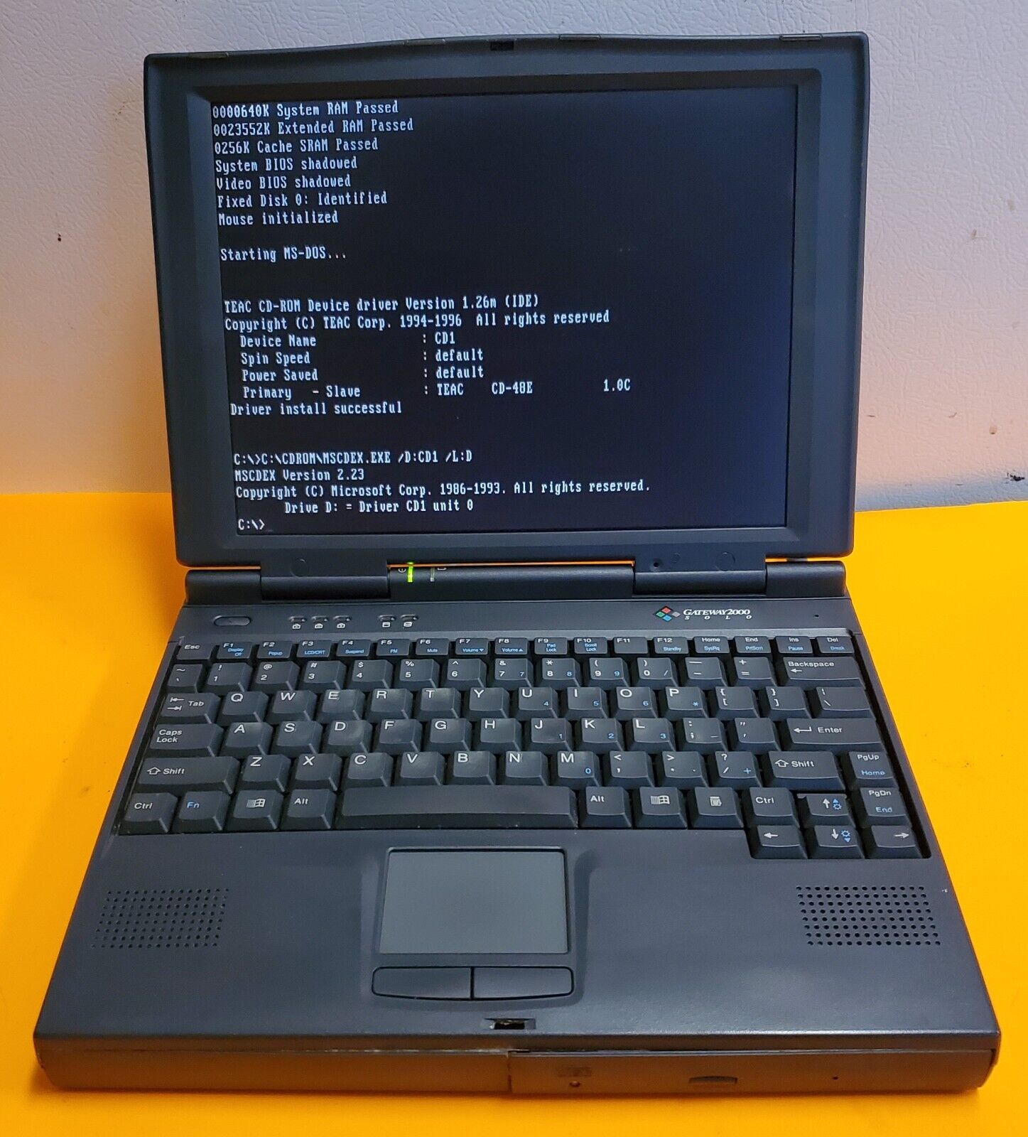 Gateway 2000 Model Solo 2100 Pentium 133MHZ Laptop Computer Vintage - Powers On