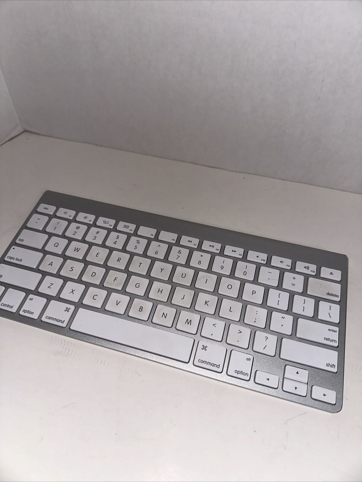 OEM Apple Magic Wireless White Bluetooth Keyboard Model ( A1314 )Tested