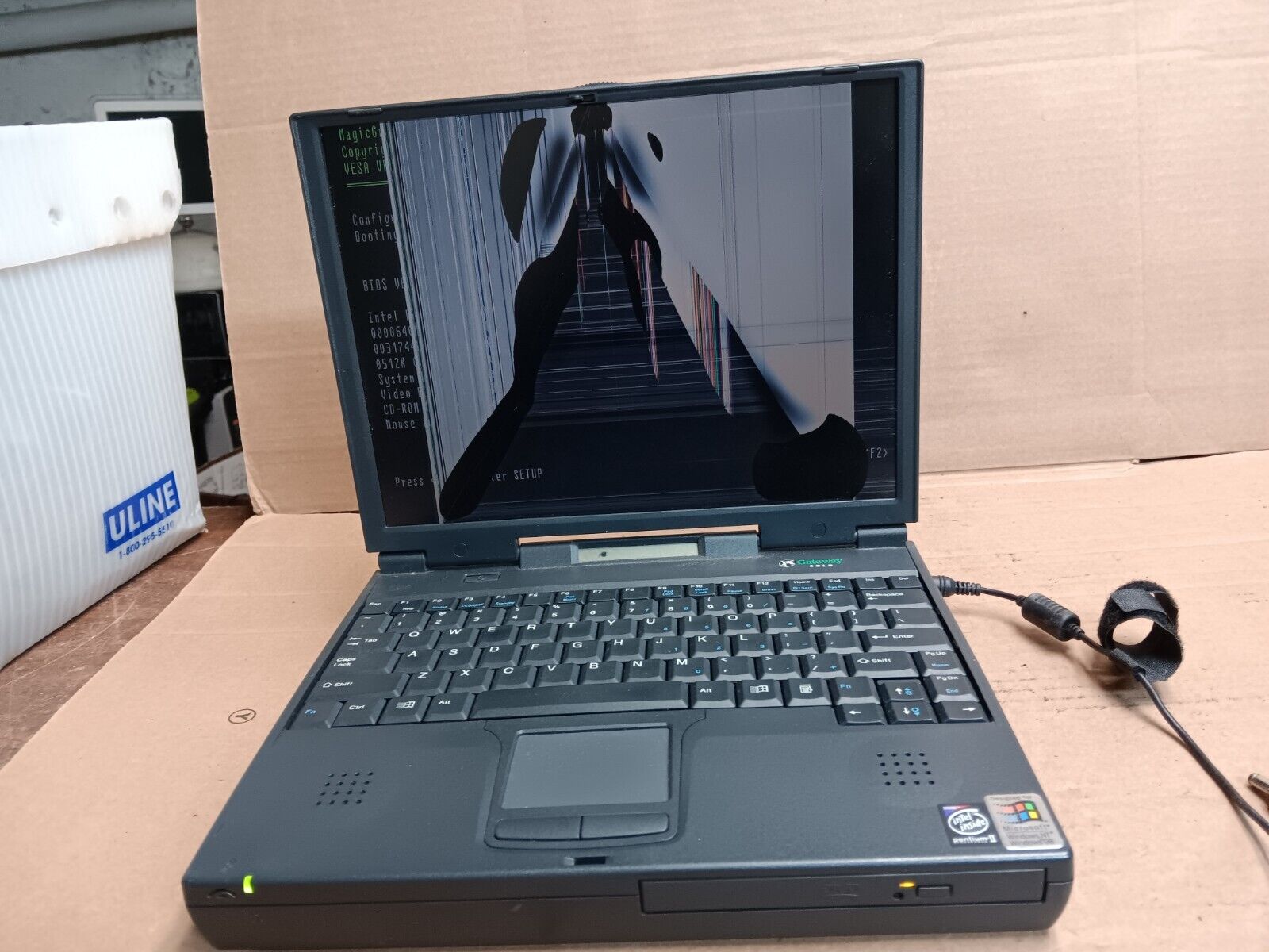 Vintage Gateway Solo 2500 Laptop intel Pentium 2 @ 300MHz Good Motherboard DVD