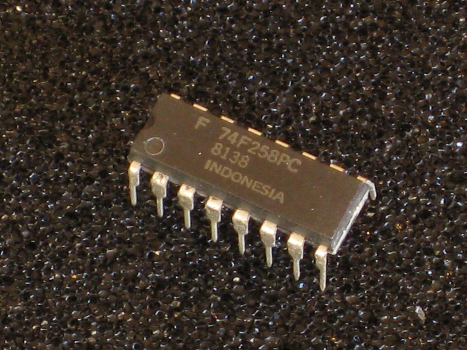 Vintage Fairchild 74F258PC Quad 2 Line to 1 Multiplexer 16-pin Plastic DIP -NOS