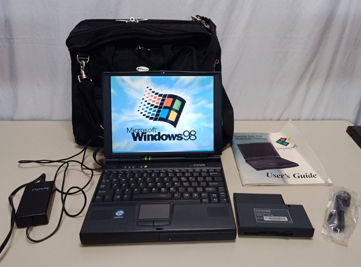 Vintage Gateway 2000 Solo 2100 Laptop Pentium 133MHz 24MB RAM 800MB HDD Win98