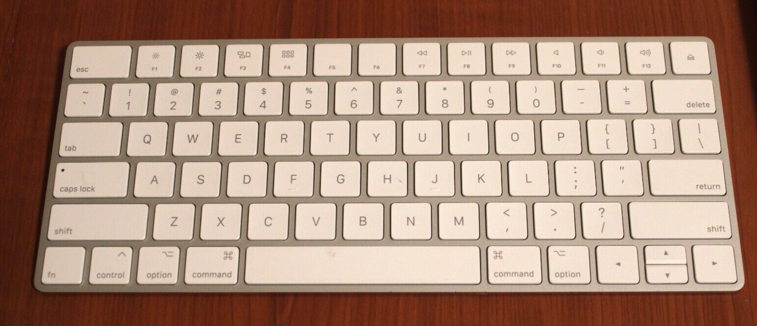 APPLE WIRLESS KEYBOARD A1644 THIS ITEM IS USED WORKS JUST FINE 
