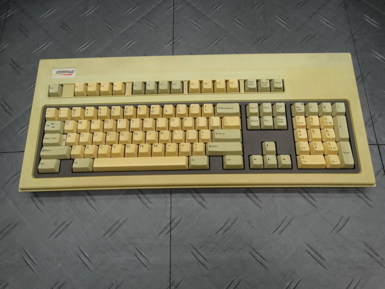 Compaq Mechanical Keyboard Beige Mainframe Collection RT101 XT/AT Connection
