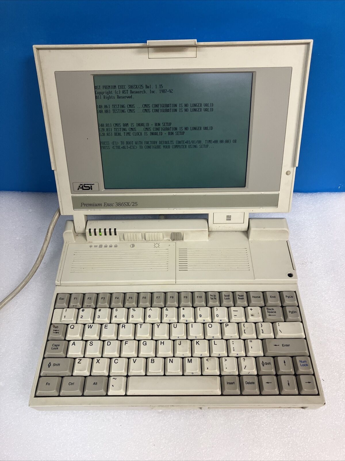 ~ Vintage AST Premium Exec 386SX/25 Laptop Computer With AC (Bad Battery, No OS)
