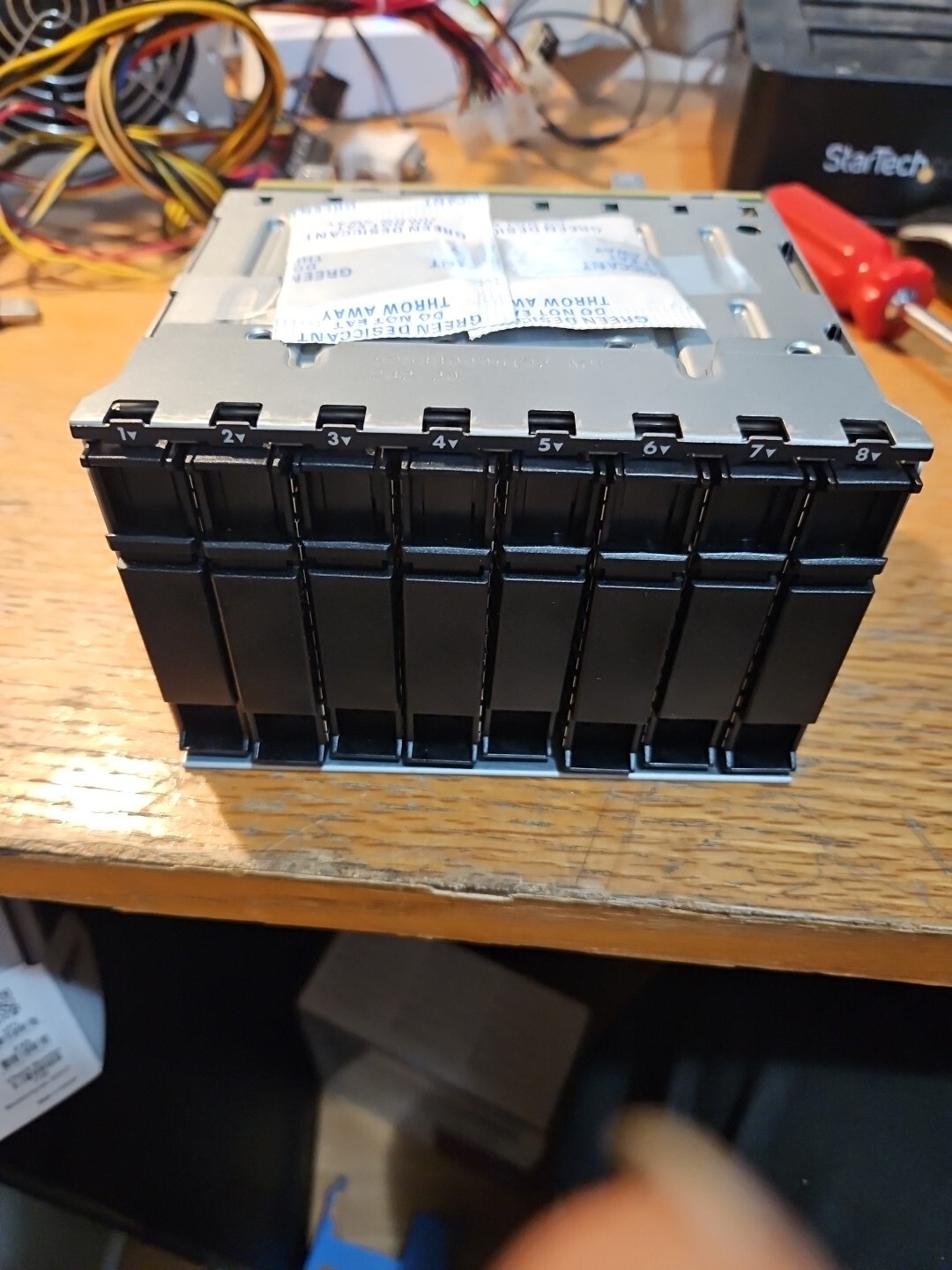 HPe 766957-001 + 832305-001 8 Bay SFF Drive Cage