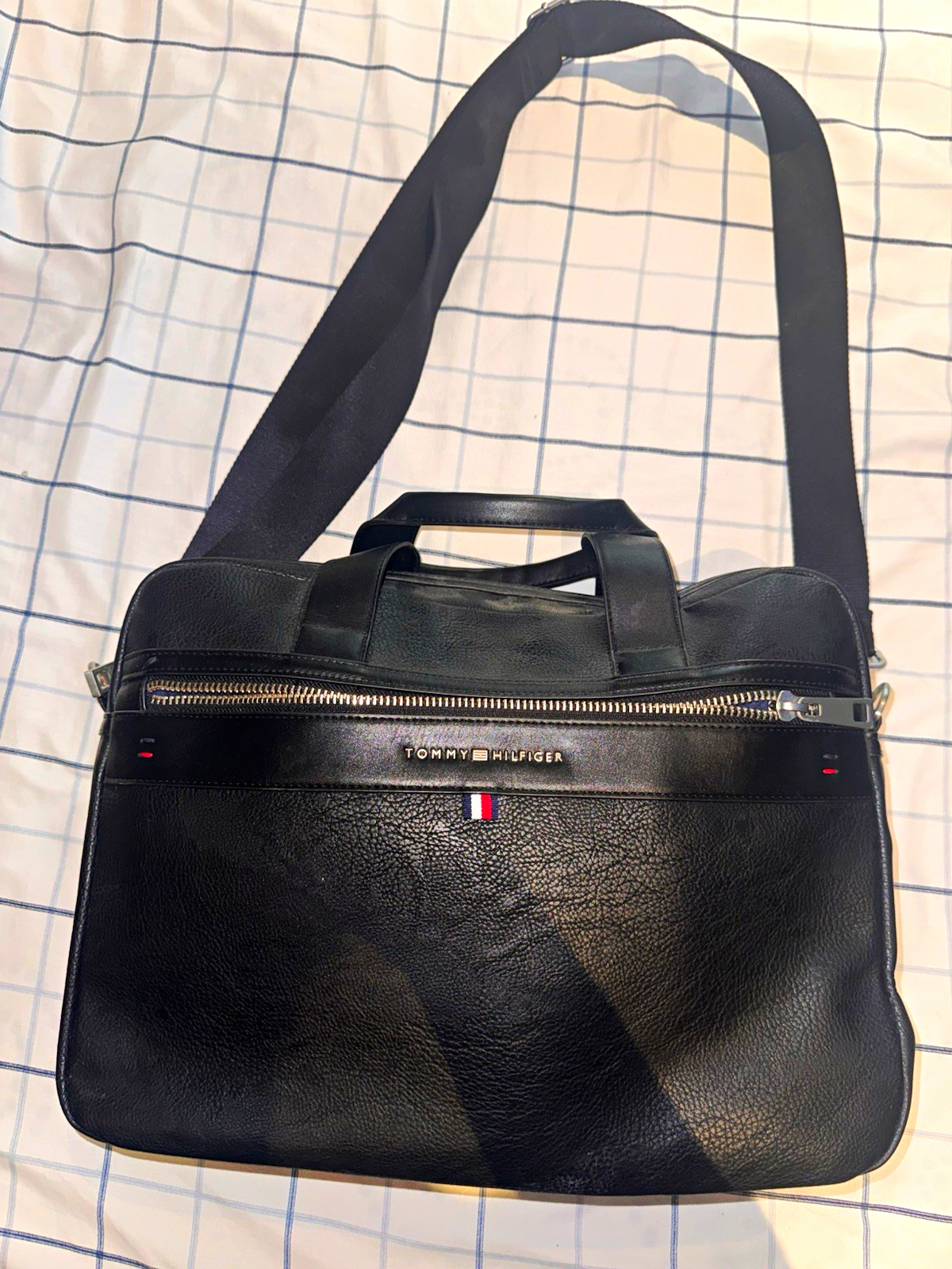 Tommy Hilfiger Black Solid Leather Shoulder/Messenger Bag w/ Zipper Front Pocket