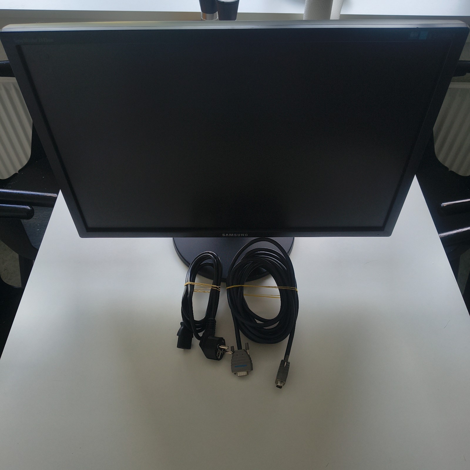 Samsung SyncMaster 2433BW 24" LCD Monitor VGA DVI With Stand & Cables