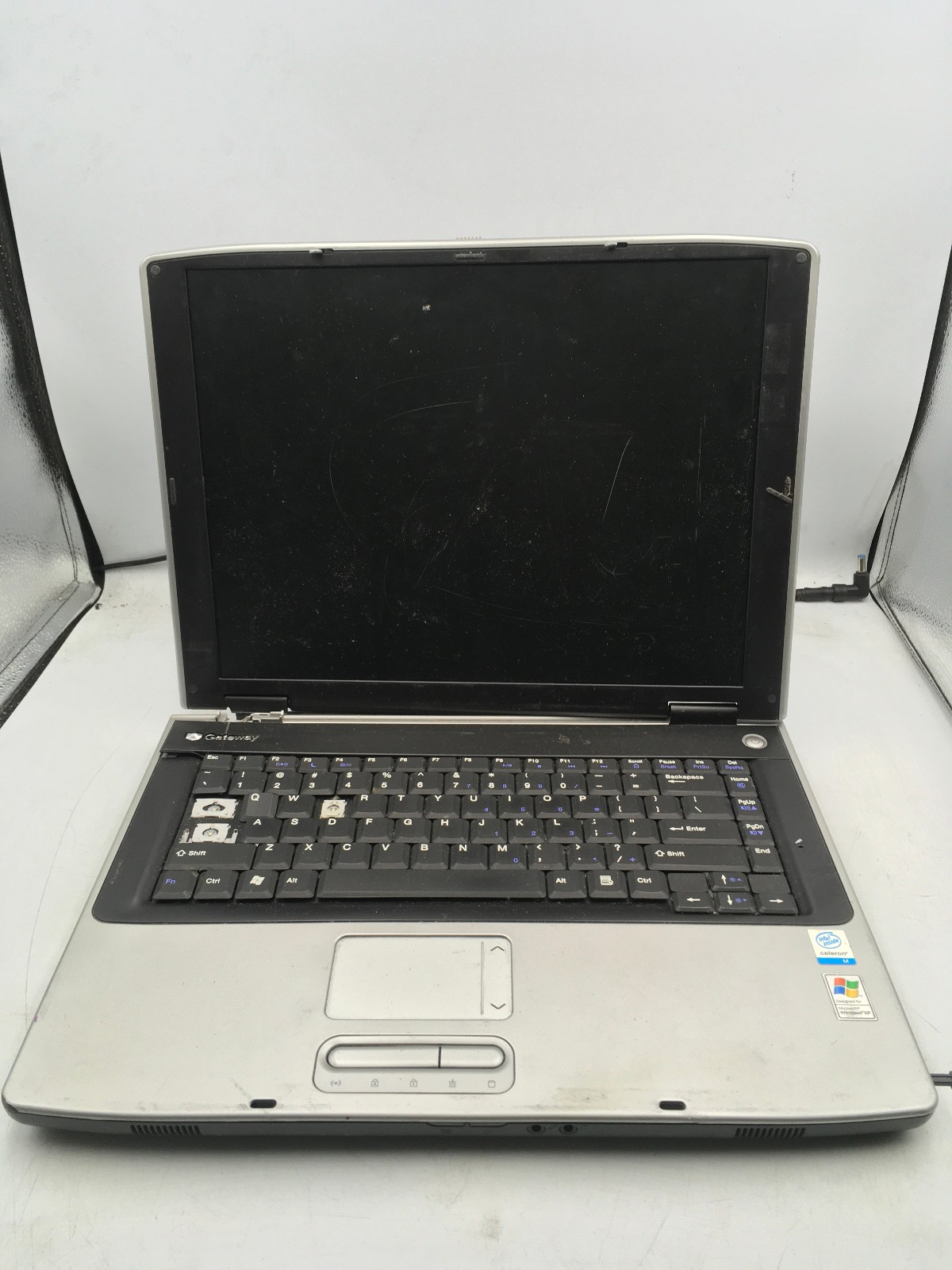 GATEWAY MA1 M460 - FOR PARTS/BAD HINGE/ NO POWER - INTEL CELERON M - 1GB RAM -BB