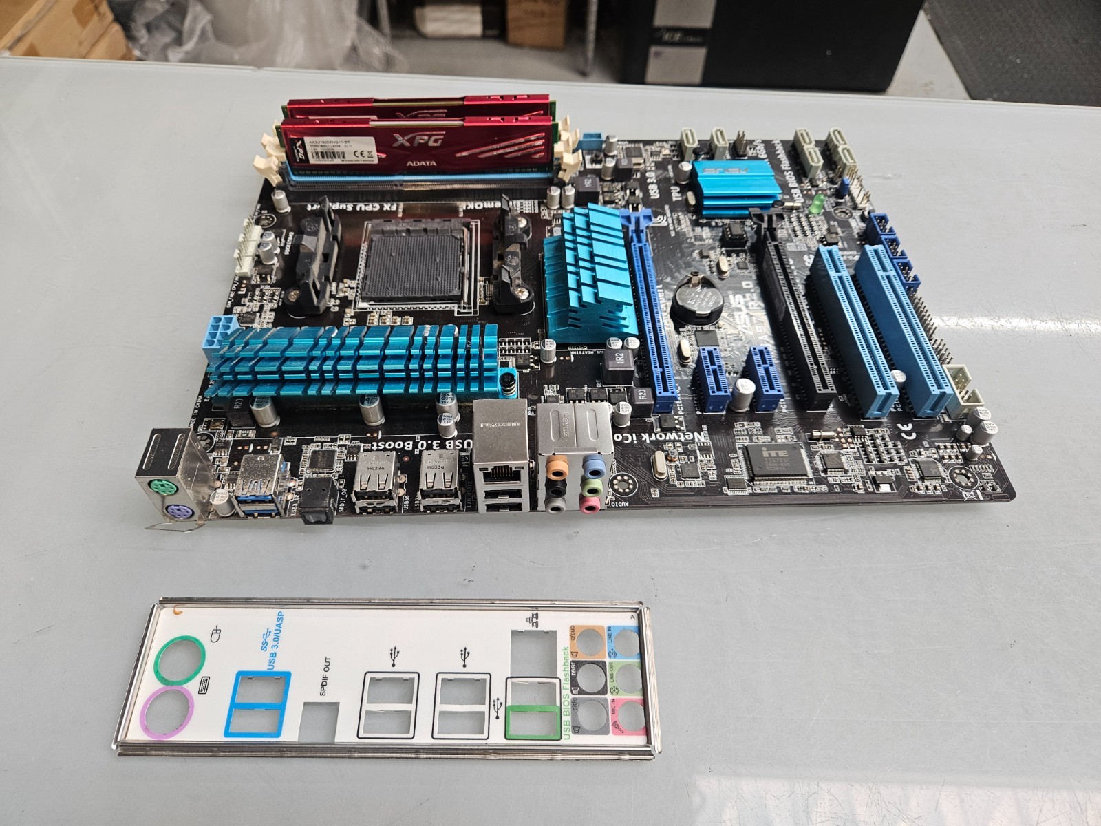 ASUS M5A97 R2.0 DDR3 ATX Motherboard w I/O Shield + RAM