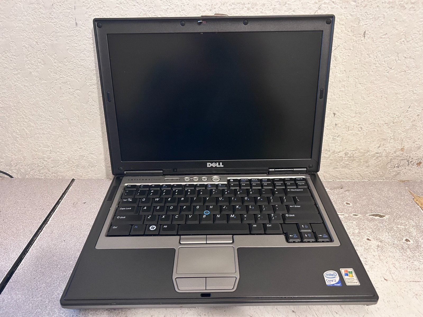 Dell Latitude D630 14" Display Core 2 CPU No HD No AC Adapter No Batt Etched Lid