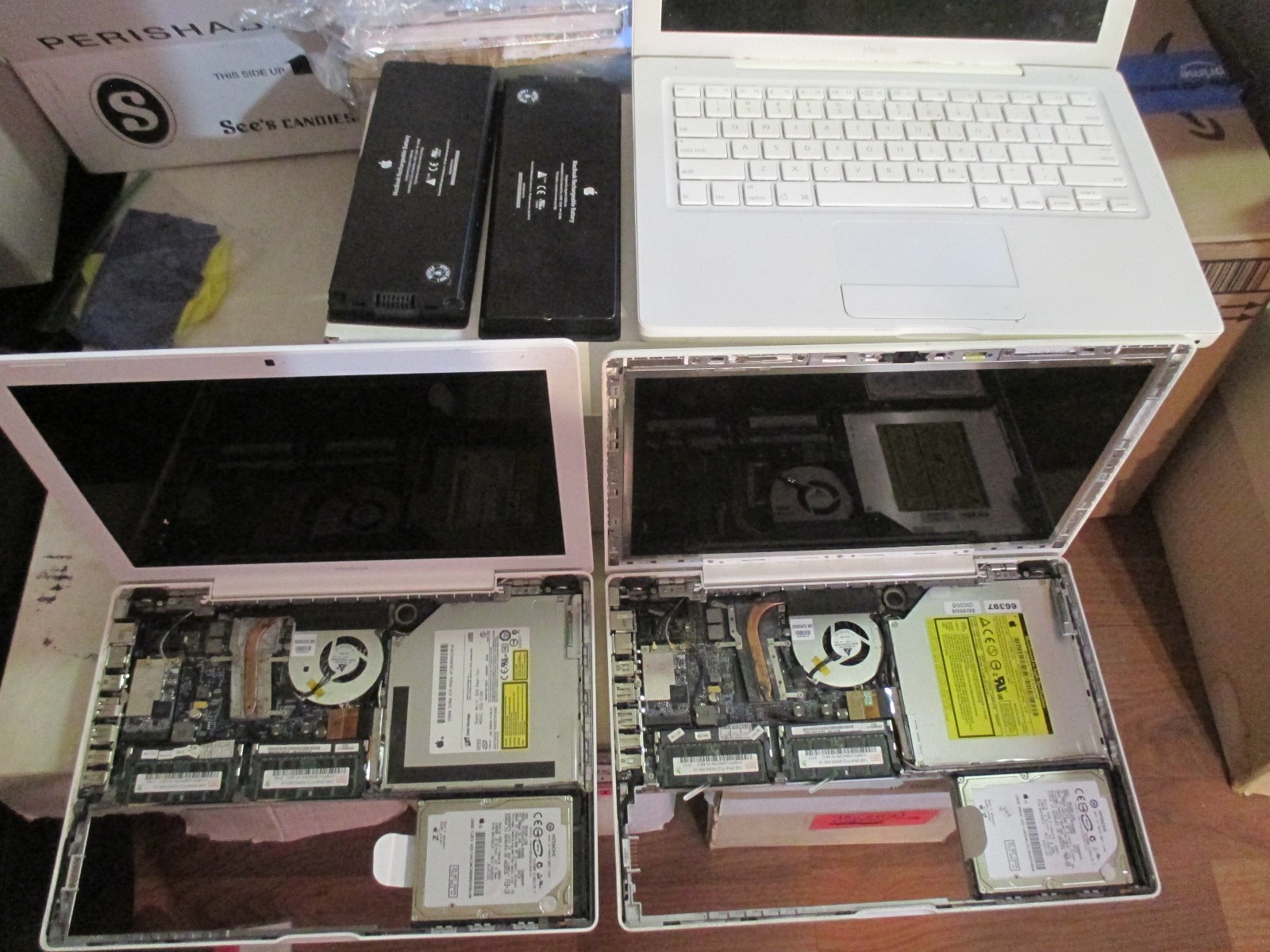 LOT of 3 Mac Books, 13"  All White,  with 3 batteries,  2007-2009  FOR PARTS