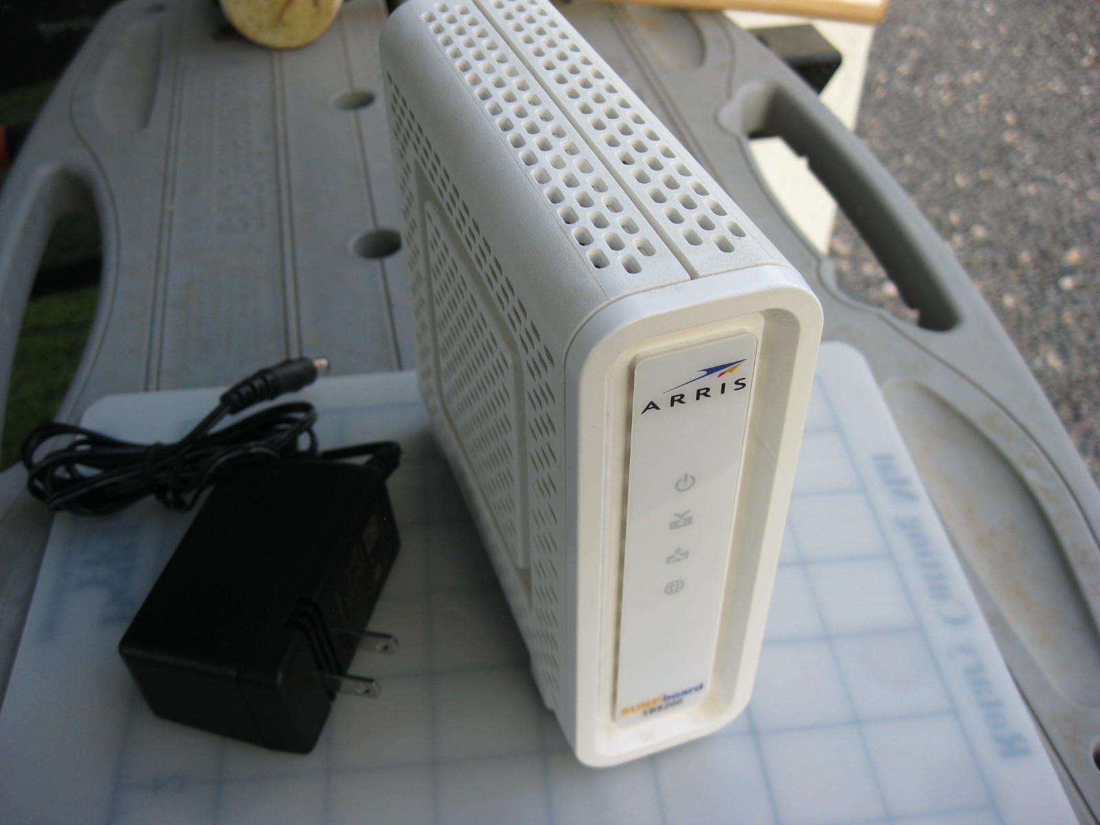 Arris Surfboard SB8200 Cable Modem  DOCSIS 3.1 w/ Power AC Adapter - 