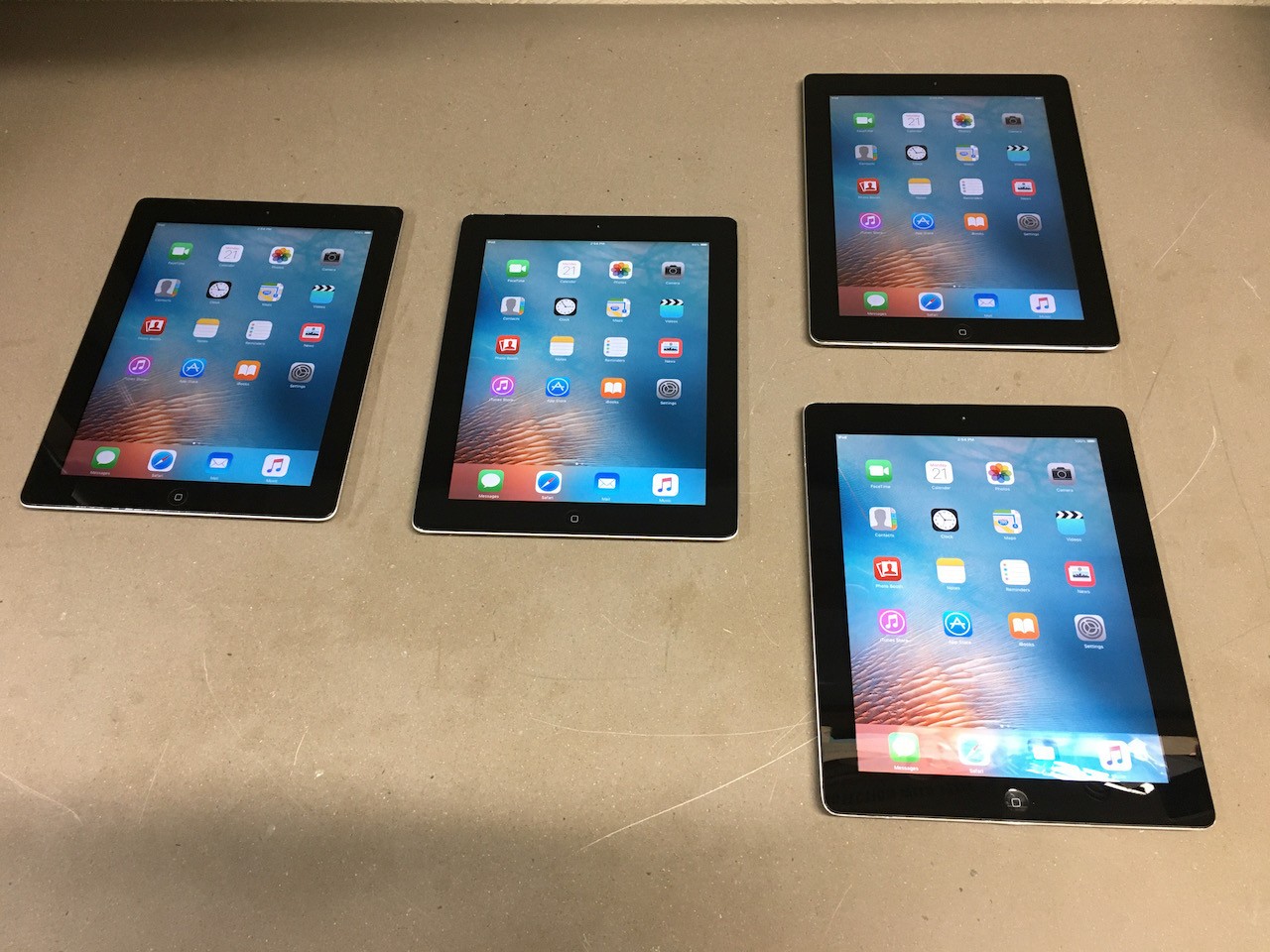 4x Lot of Apple iPad 2nd Gen A1395 16GB Vintage Obsolete iOS 9.3.5 UNLOCKED #22