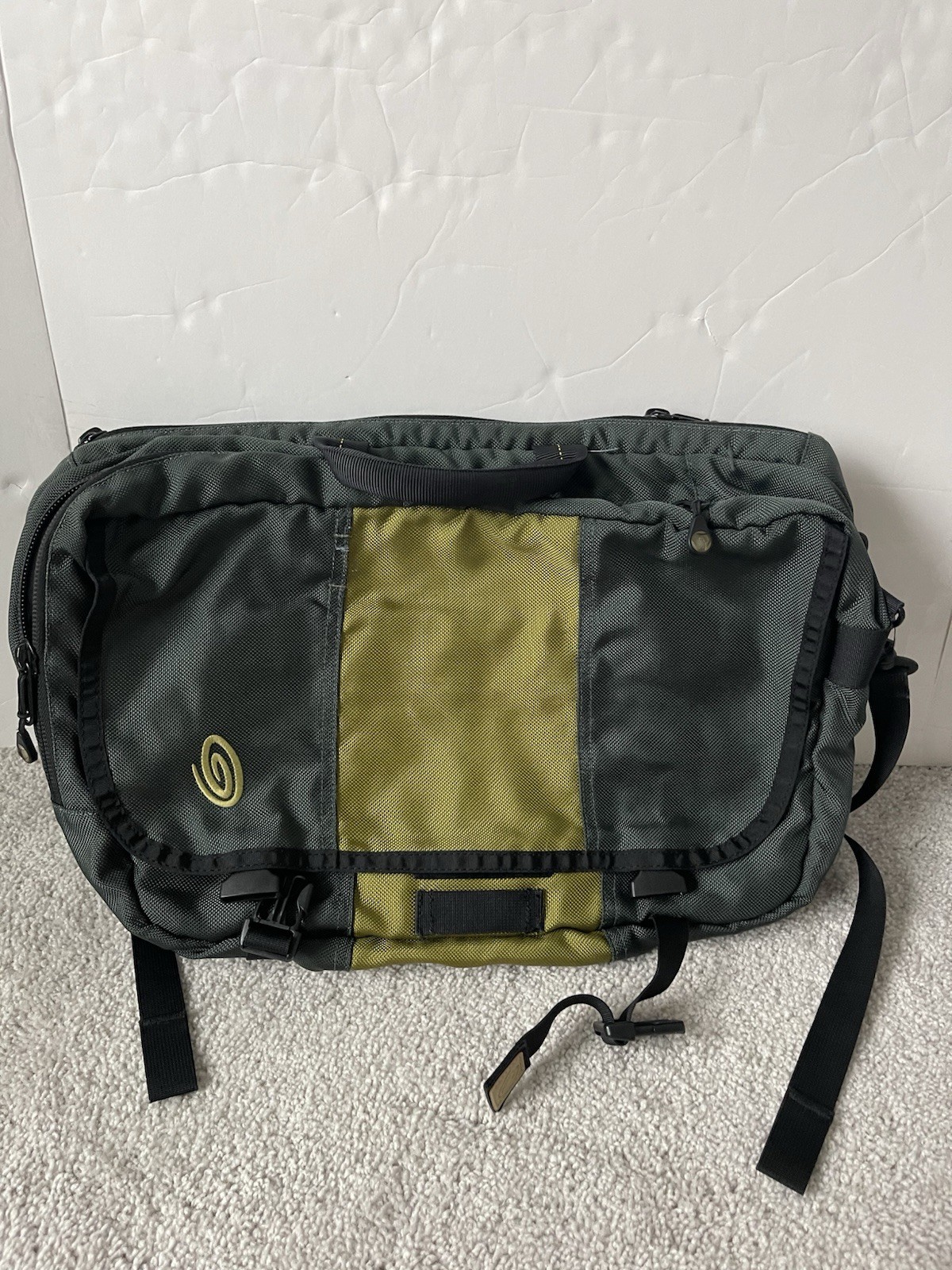 Timbuk2 Classic Medium Messenger Bag Size Padded Laptop Compartment Gray Bag