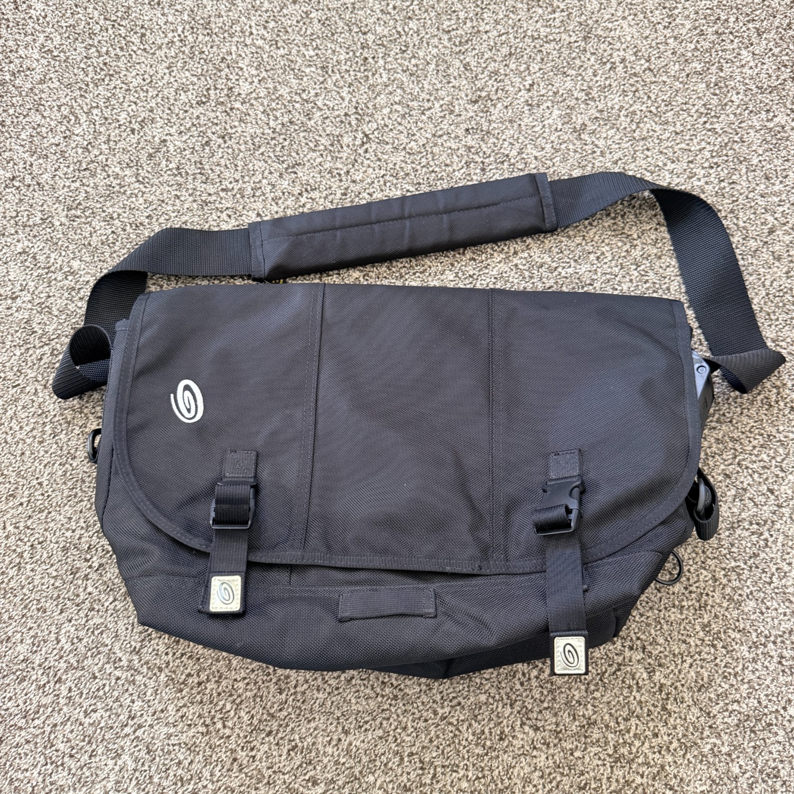 Timbuk2 Classic Messenger Bag Medium Black Ballistic Nylon Commuter Laptop