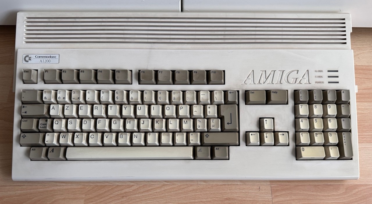 Amiga A1200 with Kick 3.0 & WB.3.0 & RCA 120, Works, Excellent