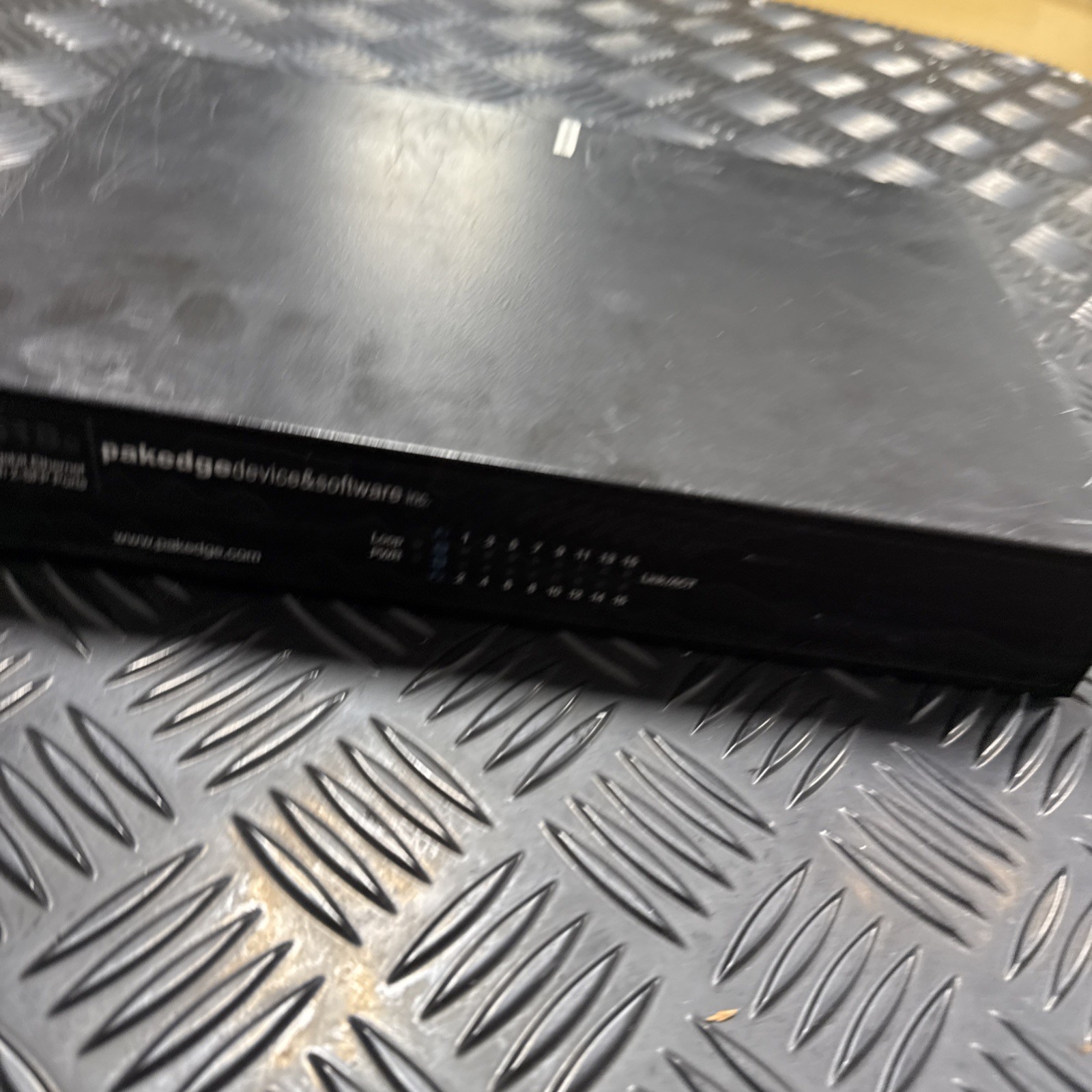Pakedge S18e / 16-Port Gigabit Ethernet Switch w 2 SFP Ports "Pre-owned"