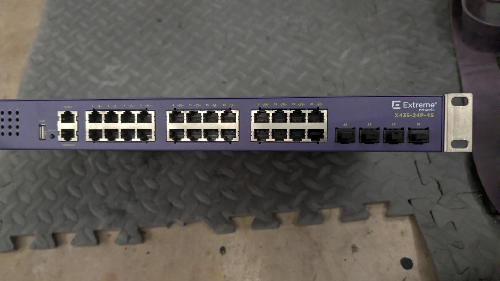 Extreme Networks X435-24P-4S Managed L3 28-Port Gigabit Rack RJ-45 Switch