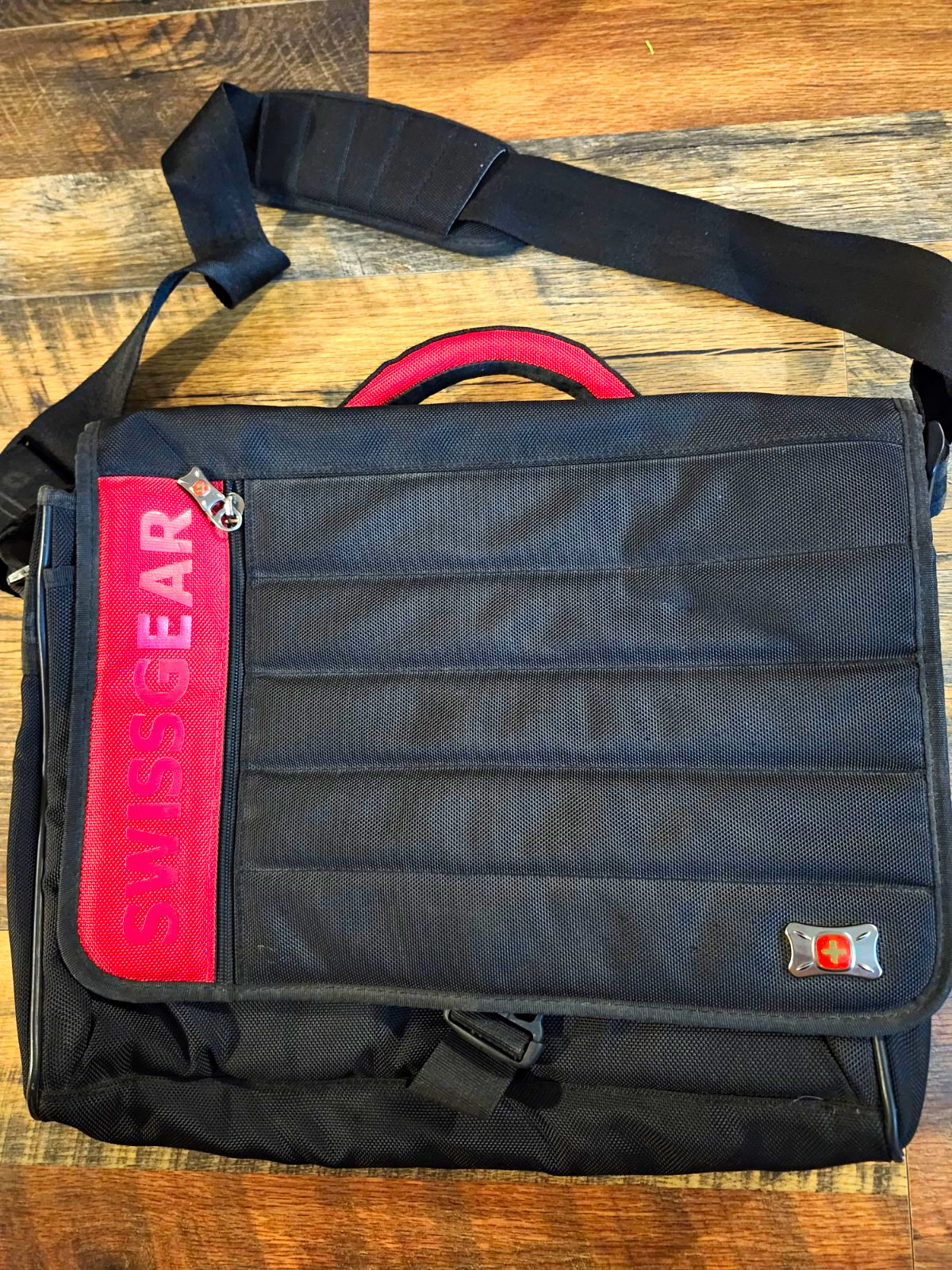 SwissGear by Wenger Nylon Shoulder/Messenger Bag Black/Red Padded Partitions