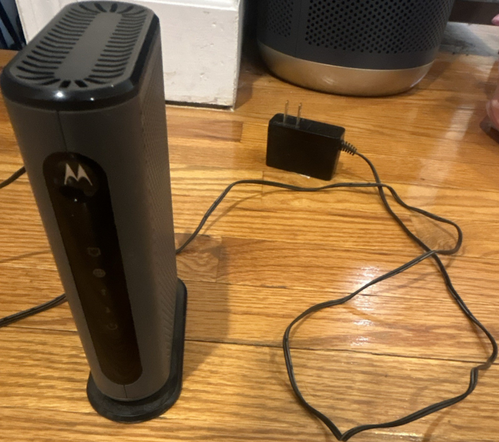 Motorola MB7220 8x4 DOCSIS 3.0 Cable Modem 343 Mbps w/ Adapter Xfinity