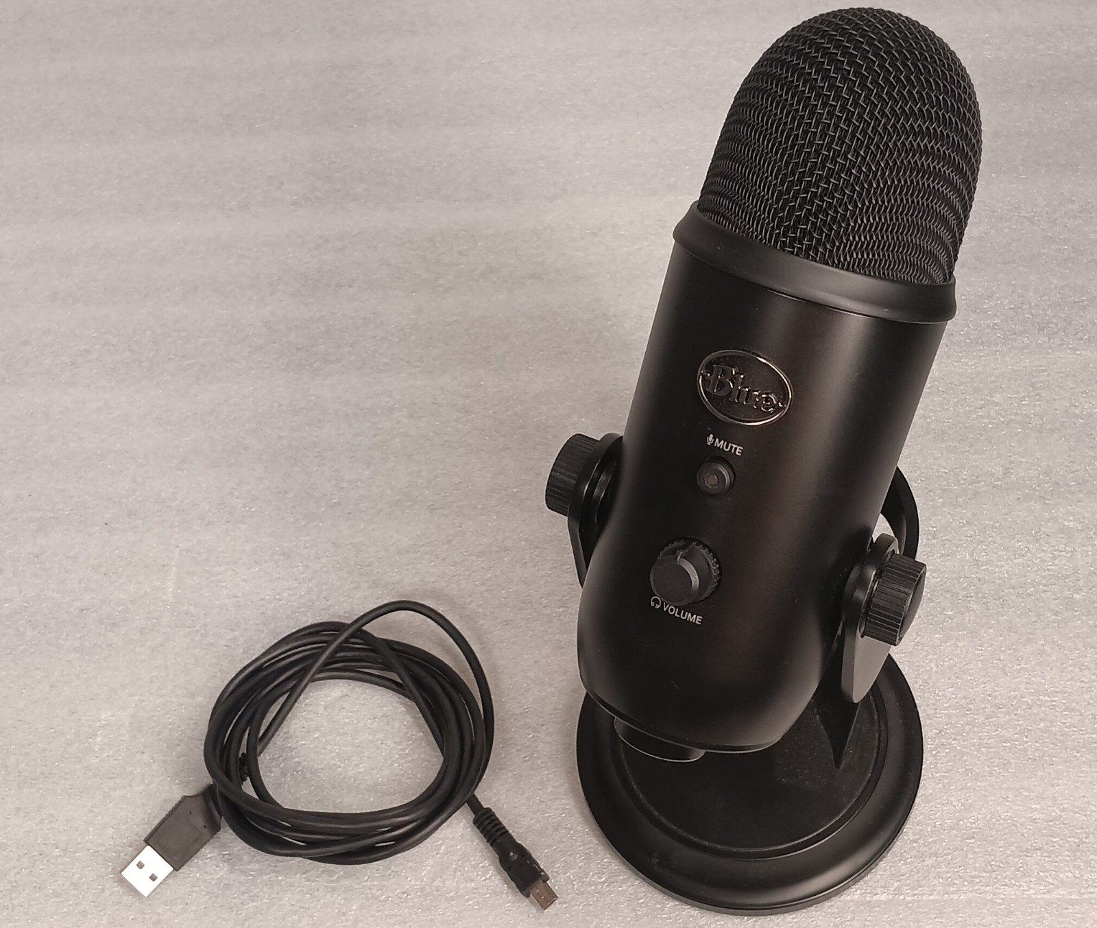 Blue Microphones - Blue Yeti Professional Multi-Pattern USB Condenser Microphone