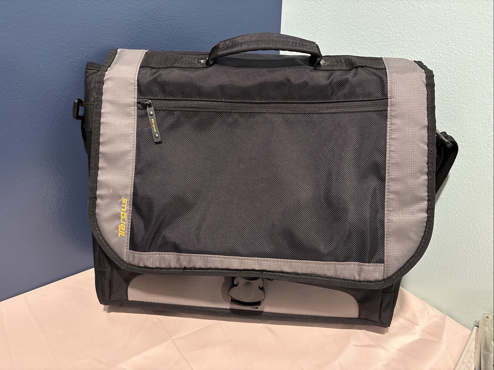 Targus Messenger 11” Dual Tablet/iPad/laptop Bag w/Shoulder Strap Heavy Duty