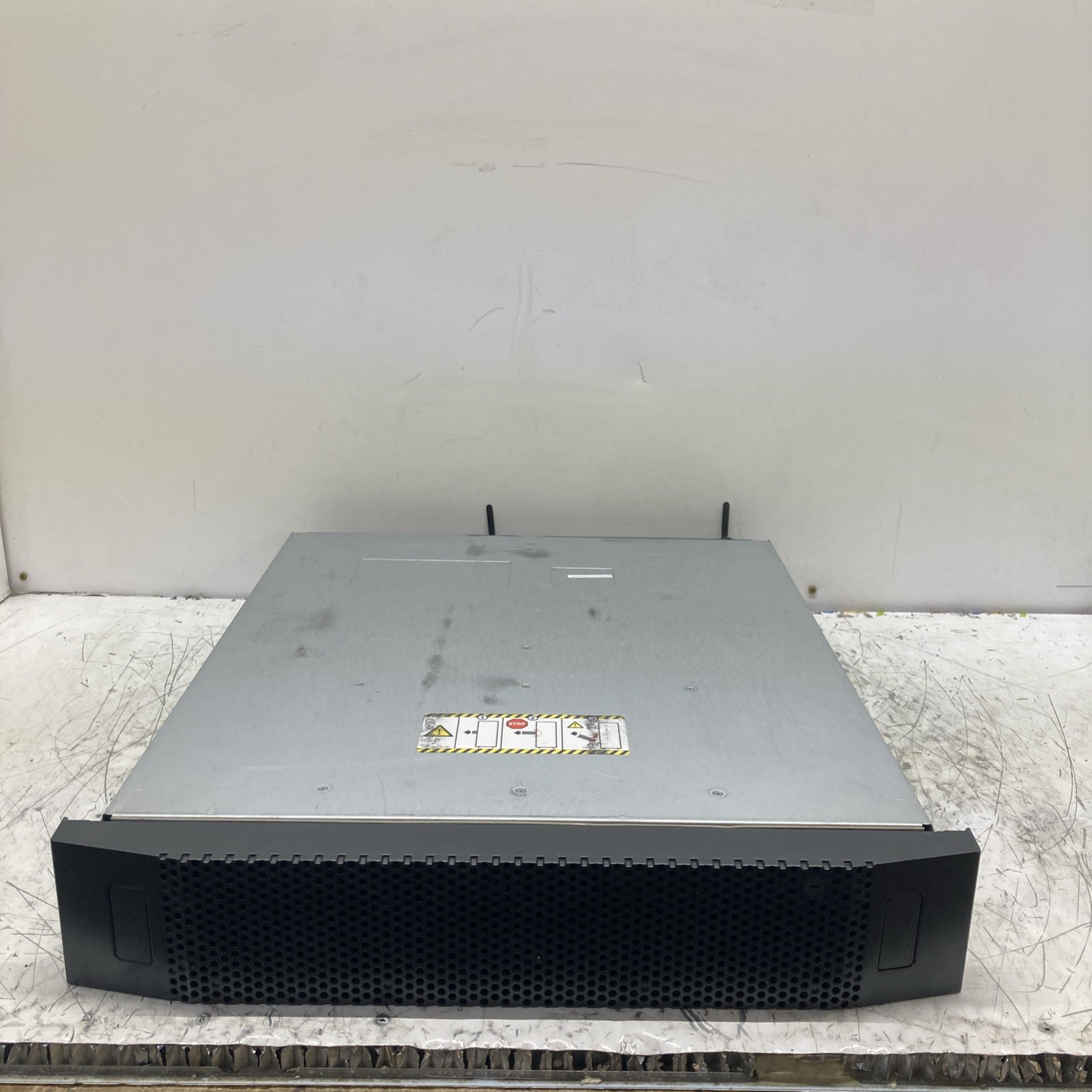 EMC EAE 100-542-104-01 VNXe3100 12 Bay HDD Disk Array powers ON for parts