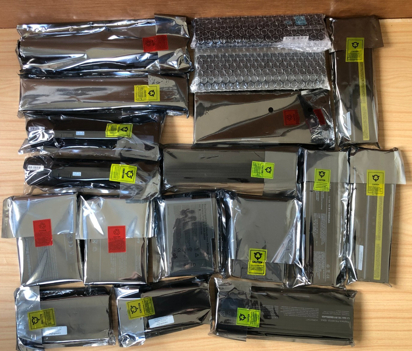 Lot of 18 Laptop Batteries Lithium Ion Dell, HP, Toshiba, Apple, IBM Untested