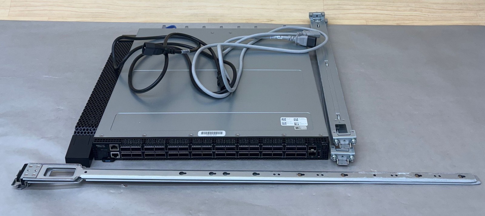 Dell 100-572-141-00 PowerSwitch Z9100 w/ Cables and ReadyRails *No Power Supply