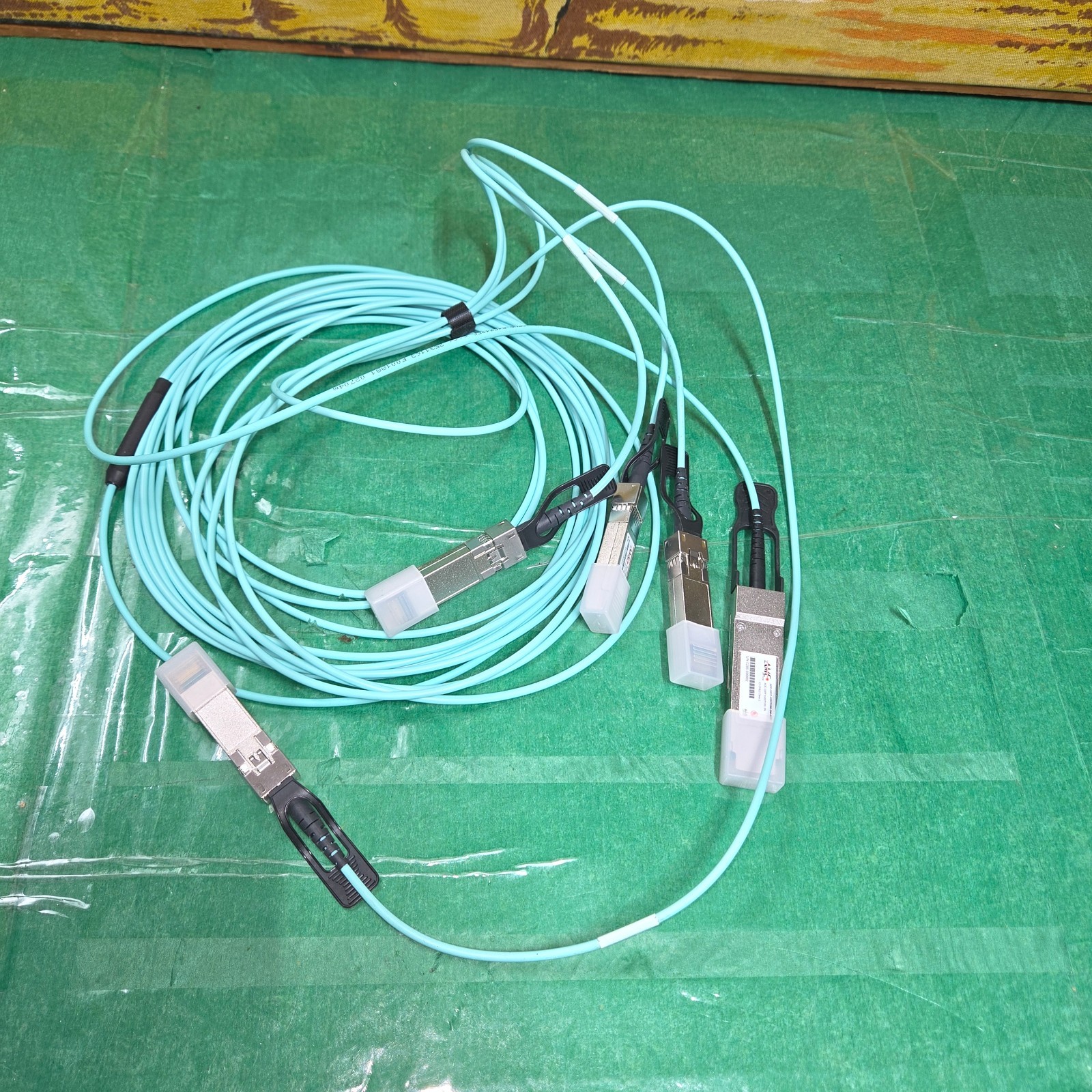 AMC AOC-QSFP-4XSFP10G-3M-AMC 40G QSFP+ to 4x10G SFP+ AOC 3M