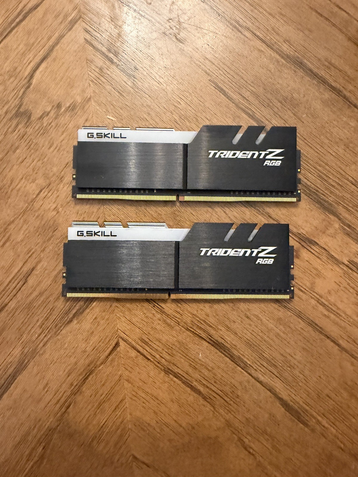 G. SKILL Trident Z RGB 16GB DDR4 3200 MHz PC4-17000 (F4-3200C16D-16GTZR)