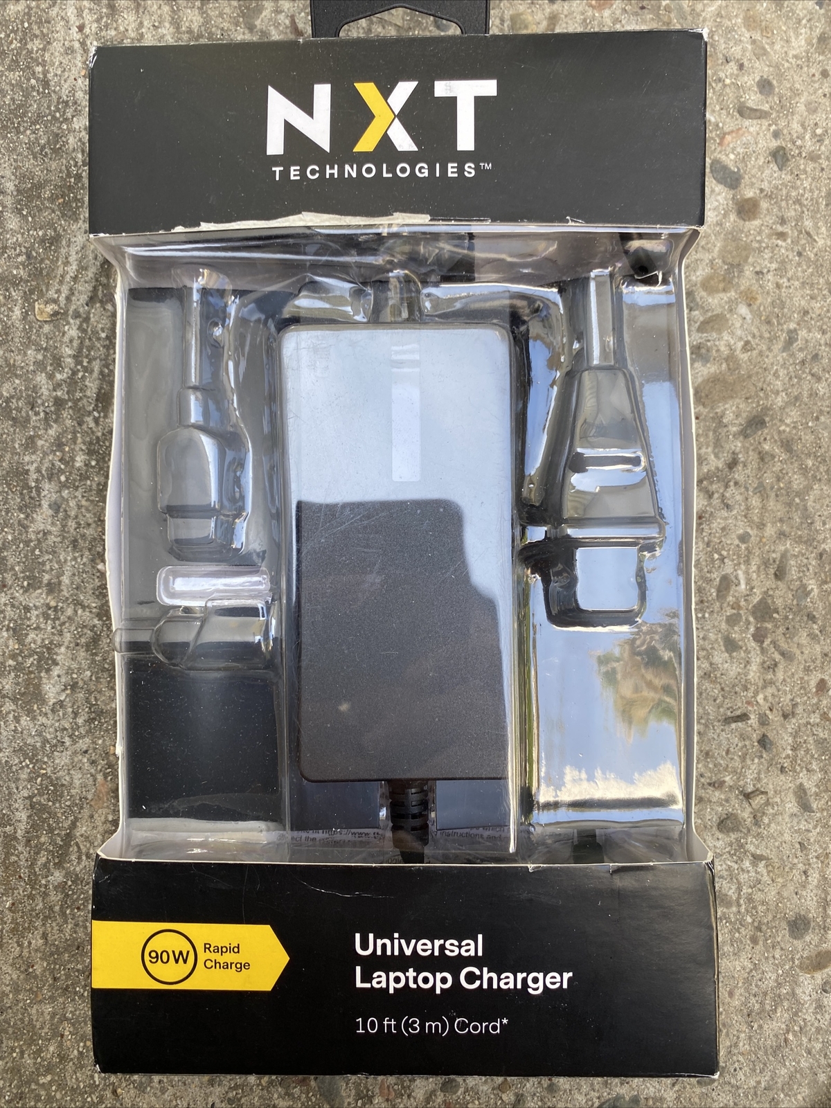 NXT Technologies 90W Universal Laptop Charger NX54323