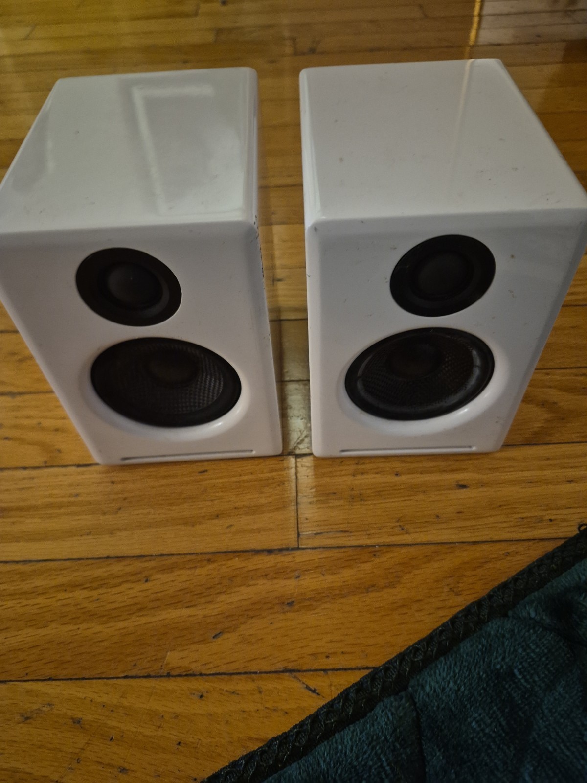 Audioengine A2+ Wireless White Desktop Speakers Doesn't Come With Adapter 