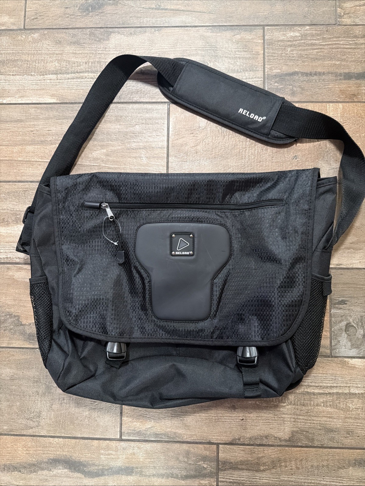 black reload messenger bag laptop over shoulder bag 19x15