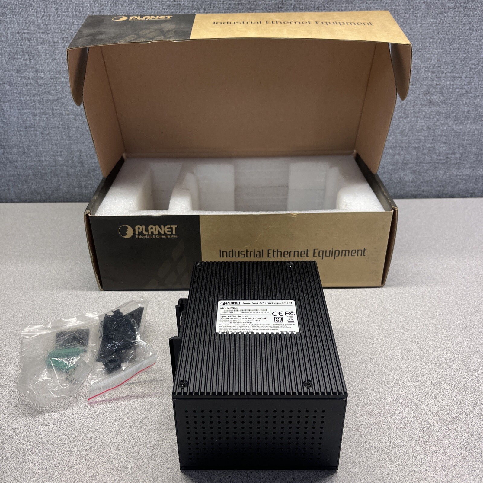 Planet IGS-504HPT Industrial 4-Port 10/100/1000T 802.3at PoE+1-Port 10/100/100GE