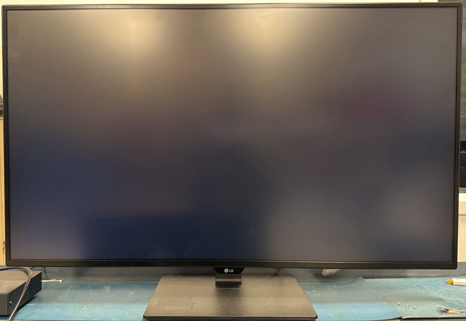 LG 42.5" 4k Monitor (3840x2160) | 43UD79-B  | w/ remote | Works Perfectly