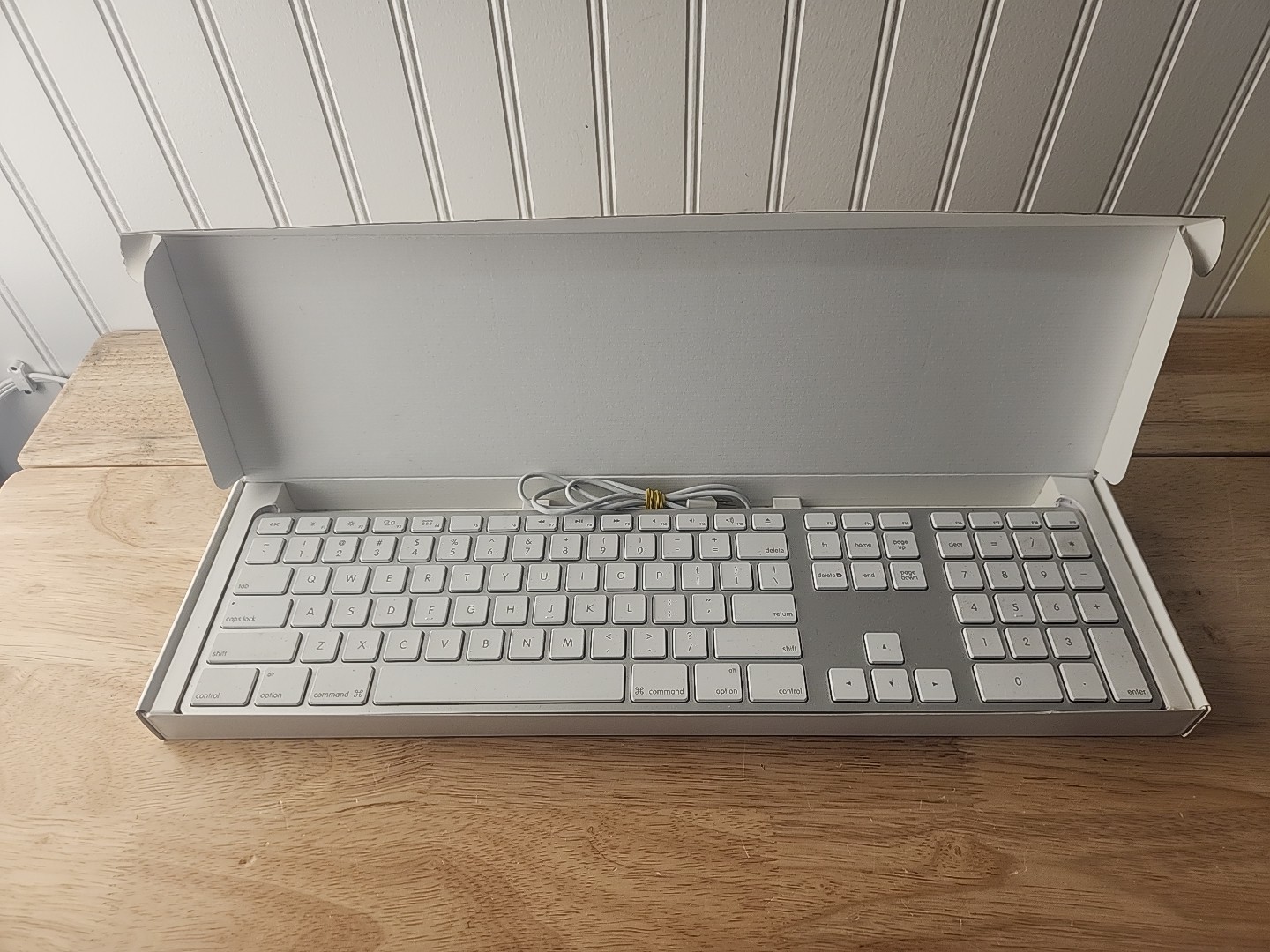 Apple Keyboard Model A1243 MB110LL/B Excellent Condition With Box