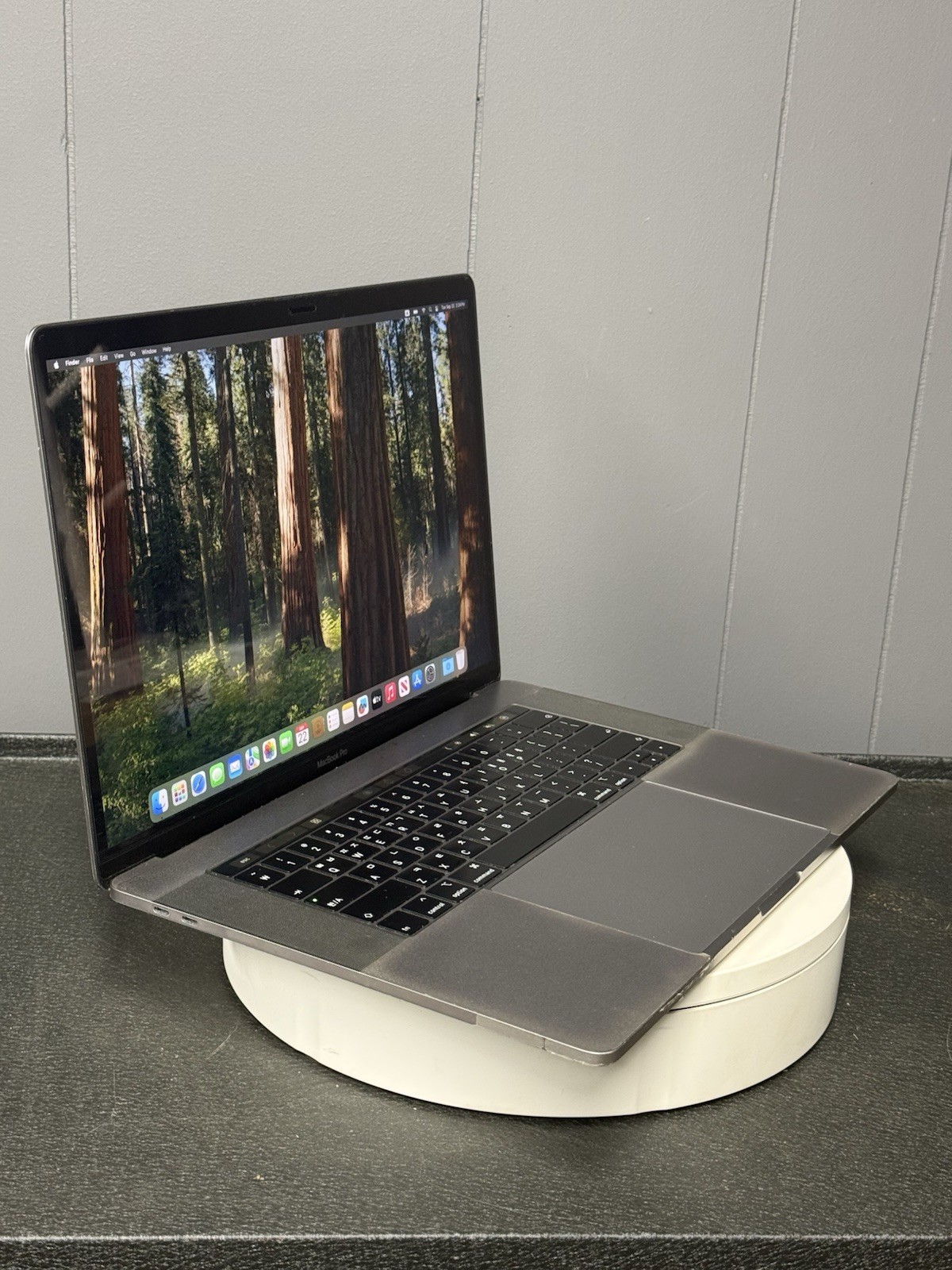 Apple MacBook Pro 15” 2019 A1990 i7 2.6GHz 16GB 256GB Radeon 555X Space Gray