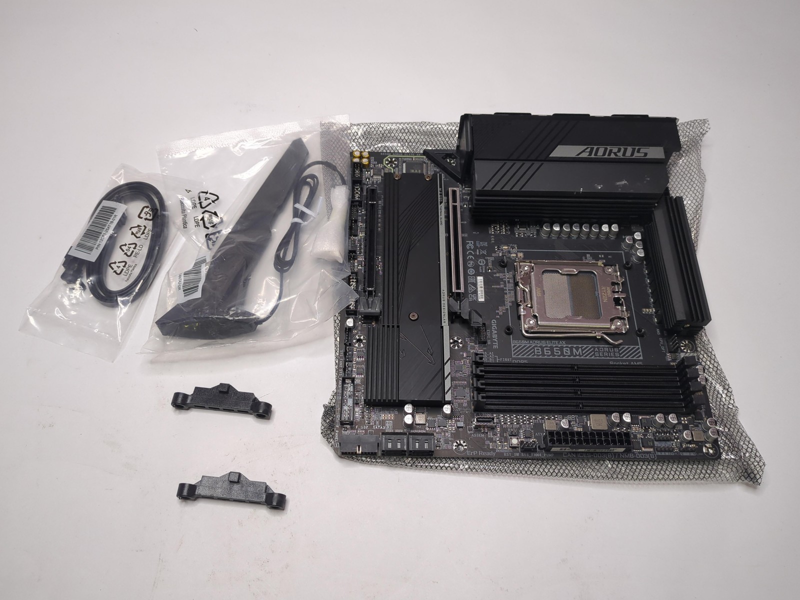 Gigabyte B650m Aorus Elite Ax (am5/ Lga 1718/ Amd B650/ Micro-atx/ 5-year