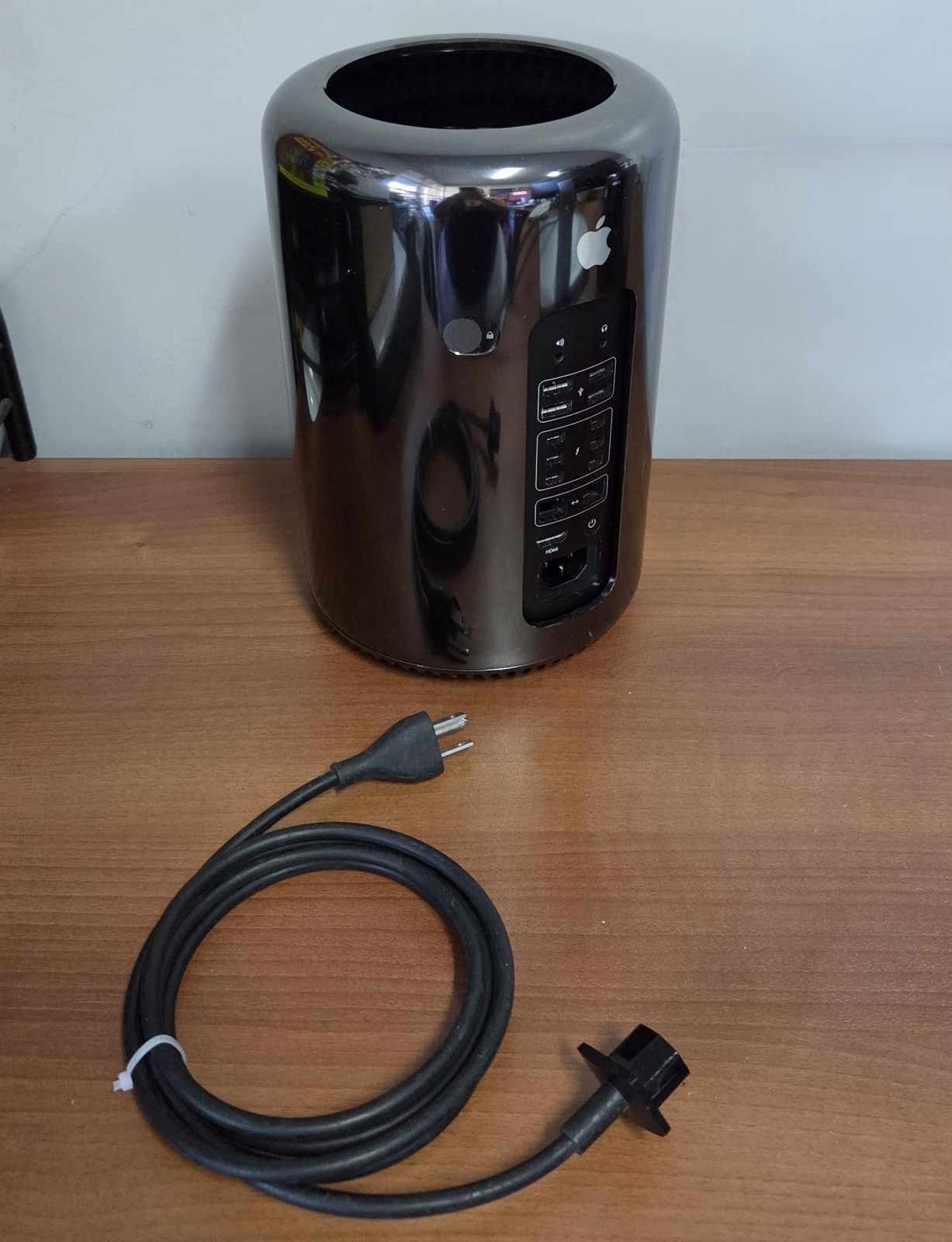 Apple Mac Pro Late 2013 3.5 GHz 6-Core Xeon E5 64GB RAM 1TB SSD AMD FirePro D500