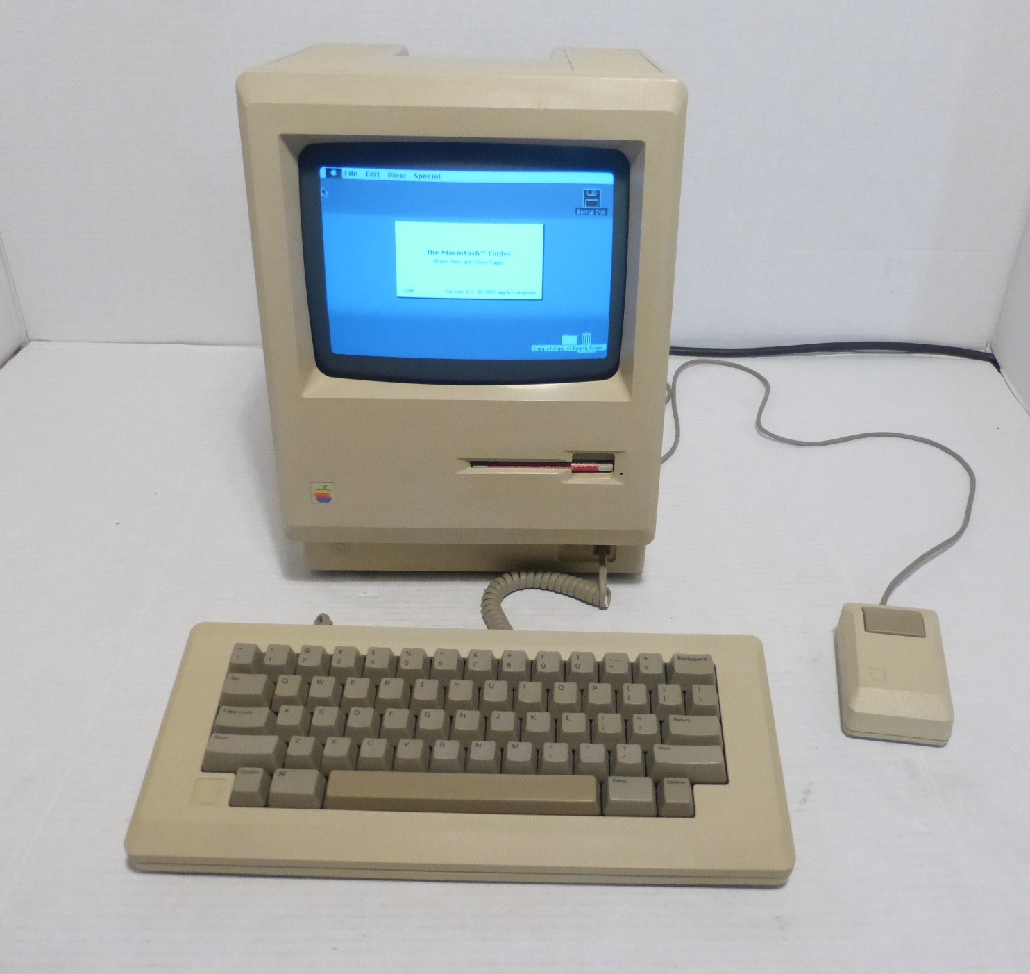 1984 Apple Macintosh 128K M0001 w Keyboard Mouse System Disks Boots & Works