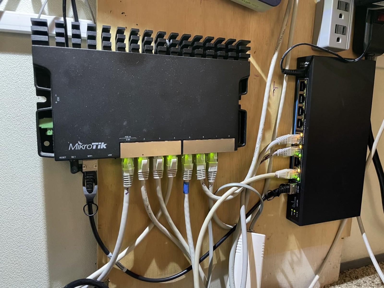 10 Port 2.5Gb Ethernet Switch Network Switch Fanless Design Plug And Play