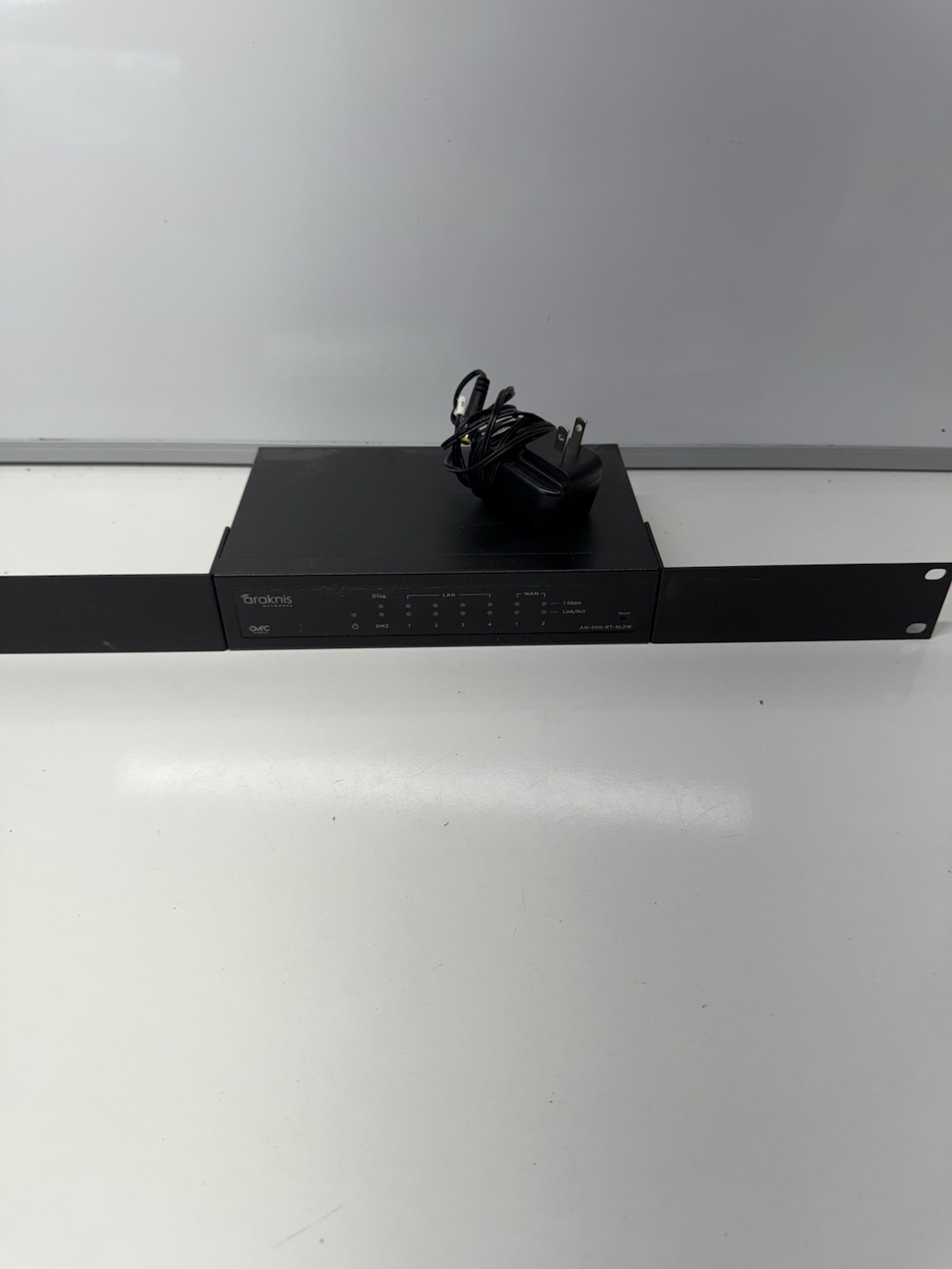 Araknis AN-300-RT-4L2W Dual Wan Gigiabit VPN Router